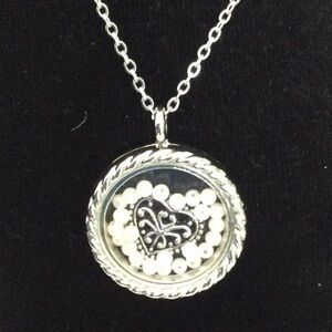 Elegant Silver Color heart Pendant Necklace. NWOT  #567